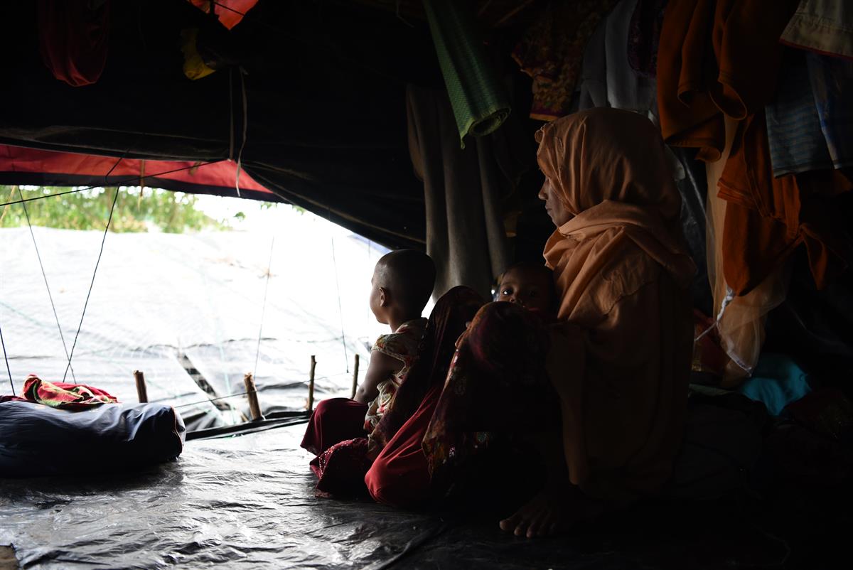 Razia hat Angst um ihre Töchter Fiza und Heena. Die Familie lebt in einem Flüchtlingslager in Bangladesch.