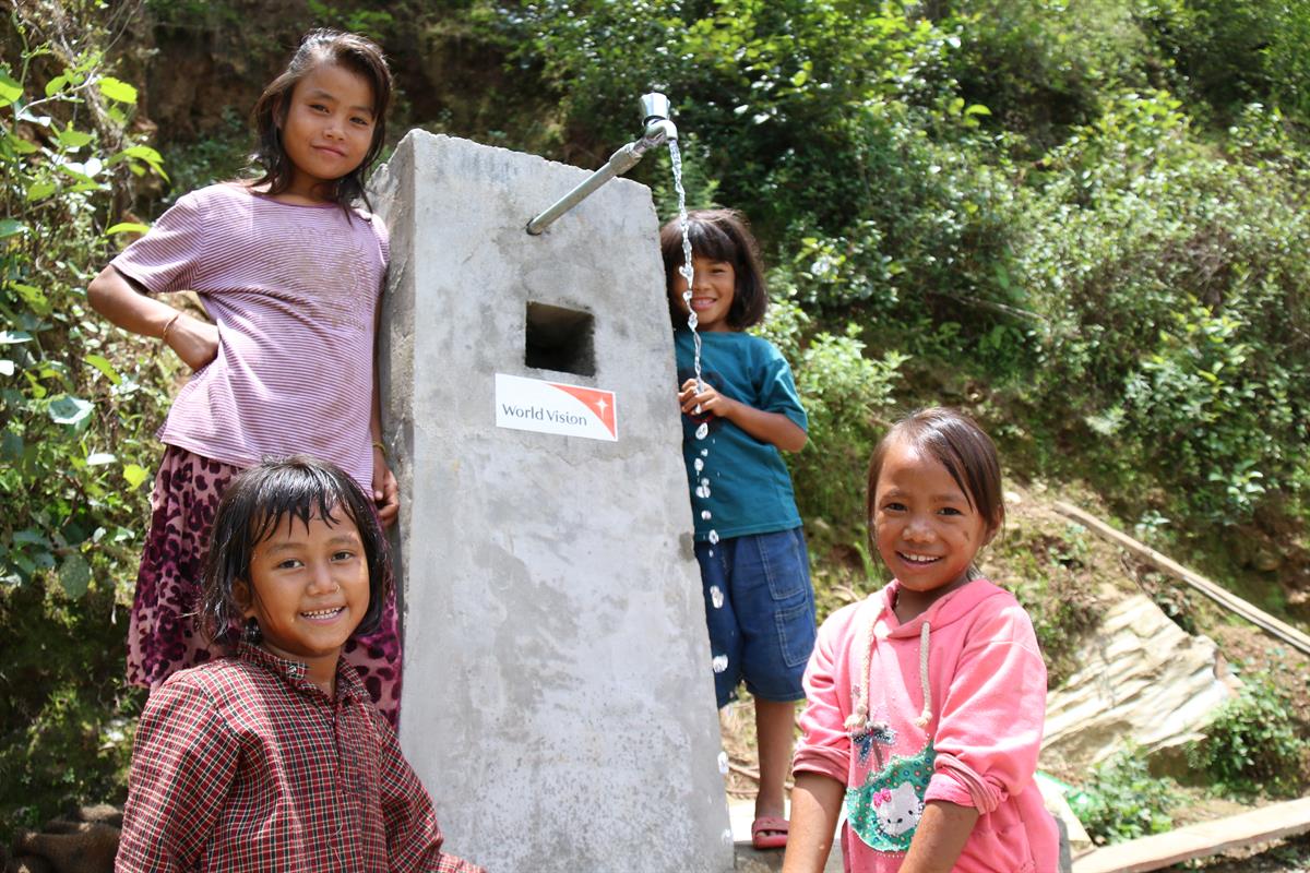 Kinder aus Bhimdhunga in Kathmandu freuen sich über das klare Wasser. Nach dem Erdbeben war die Wasserzufuhr komplett blockiert. Durch die Unterstützung von World Vision sind nun ca. 500 Menschen wieder mit sauberem Wasser versorgt. 