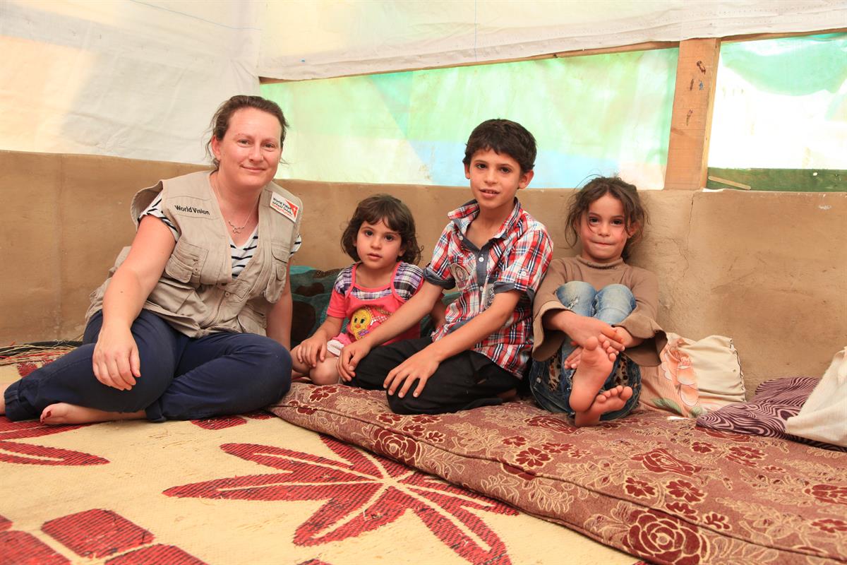 World Vision-Mitarbeiterin Suzy Sainovski besucht eine syrische Familie in ihrer Flüchtlingsunterkunft im Libanon.