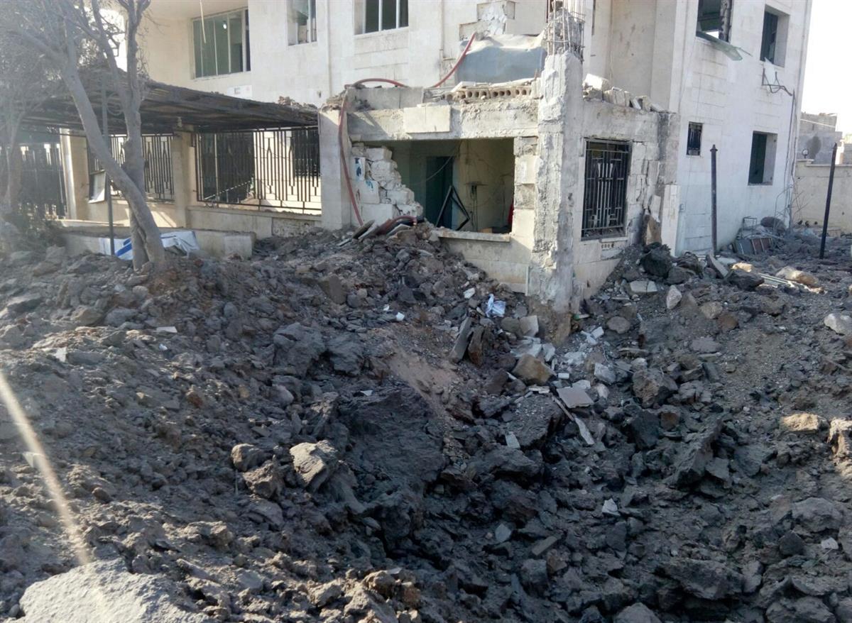Ein von World Vision unterstütztes Spital in Azaz wurde am Montag, 15. Februar 2016, bei einem Bombenangriff schwer beschädigt. Im Bild der Krater vor dem Gebäude.