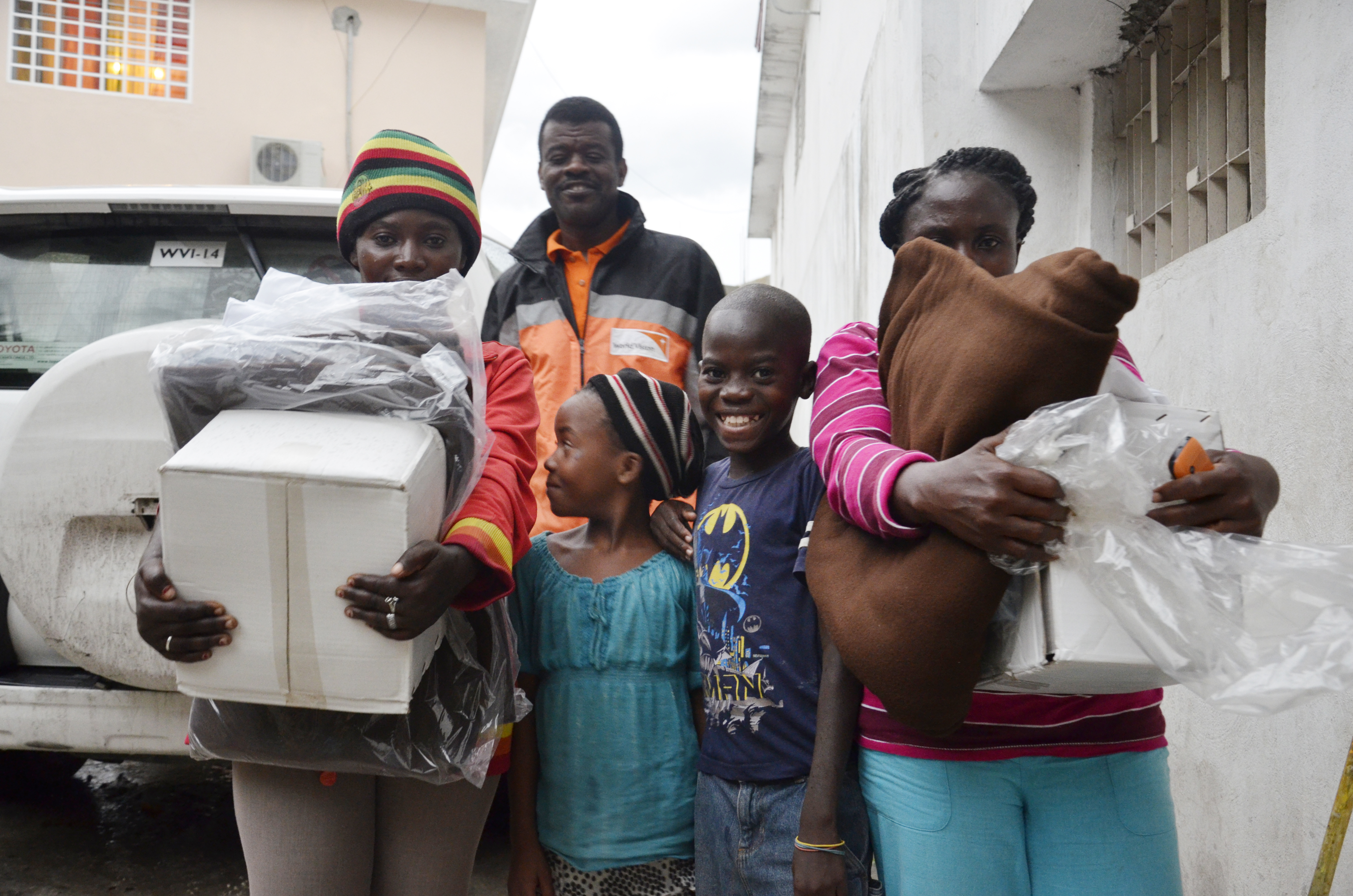Nach Hurrikan Matthew verteilt World Vision in Haiti Decken und andere Hilfsgüter an die betroffene Bevölkerung.