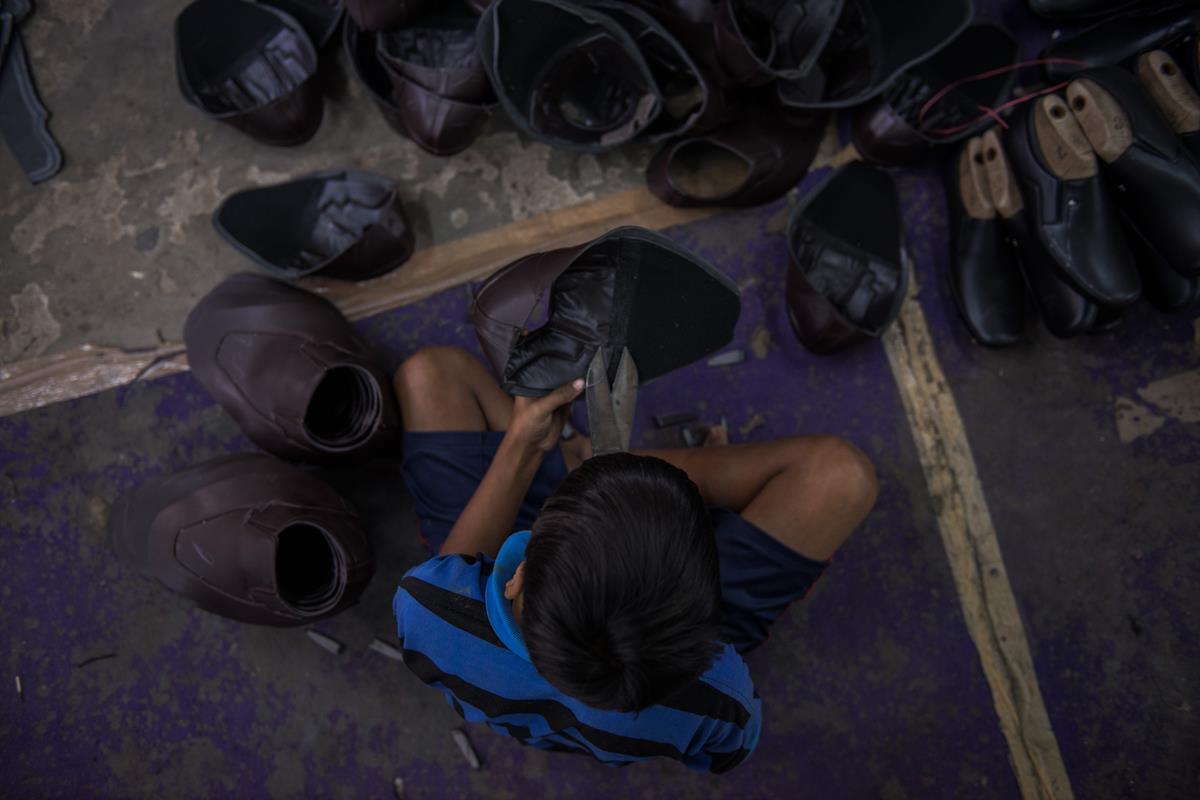 Der 13-jährige Jatin aus Indien muss in einer Schuhfabrik arbeiten.