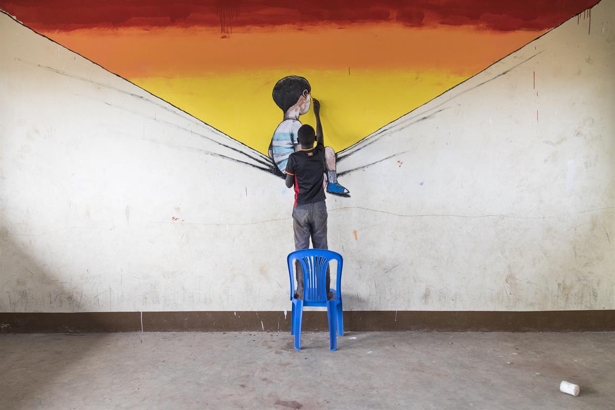 In Bidibidi im Norden Ugandas leben 280.000 südsudanesische Flüchtlinge – 68 Prozent von ihnen sind Kinder. Das Kunstprojekt brachte Farbe in den tristen Alltag.