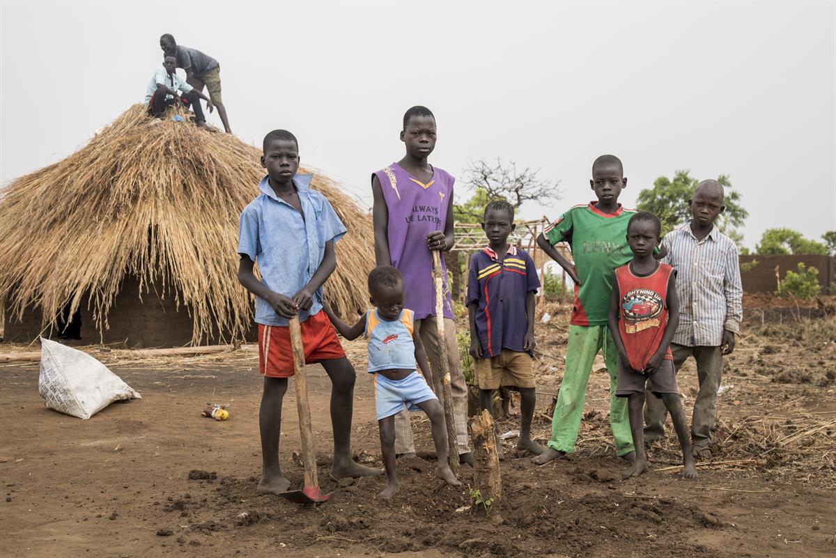 Die Geschwister Isaac (14), Jackson (3), Peter (16), Moses (7), Simon (12), John (4) und Gabriel (8) sind ohne Eltern aus dem Südsudan nach Uganda geflohen. 