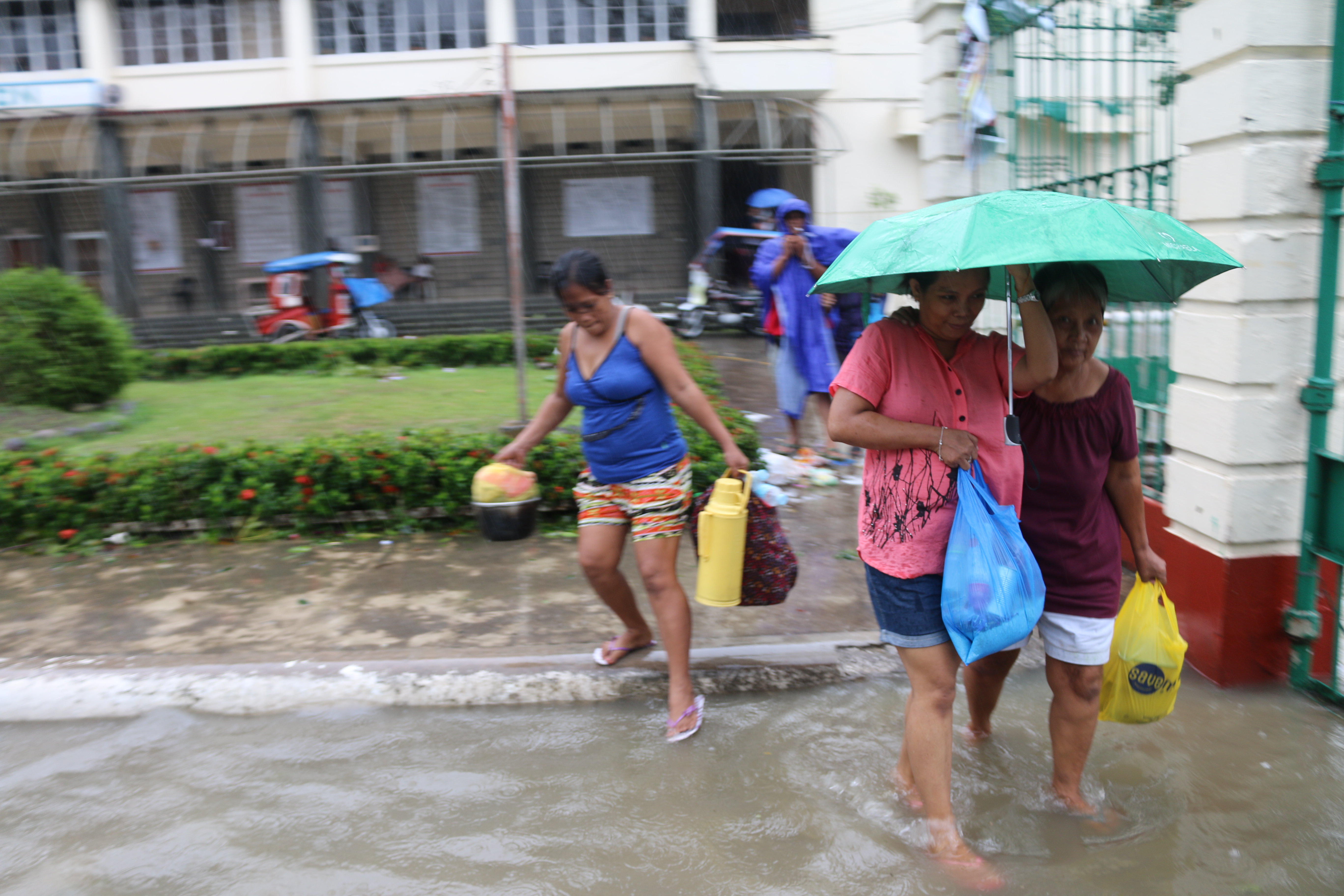 Menschen auf der Flucht vor dem Taifun