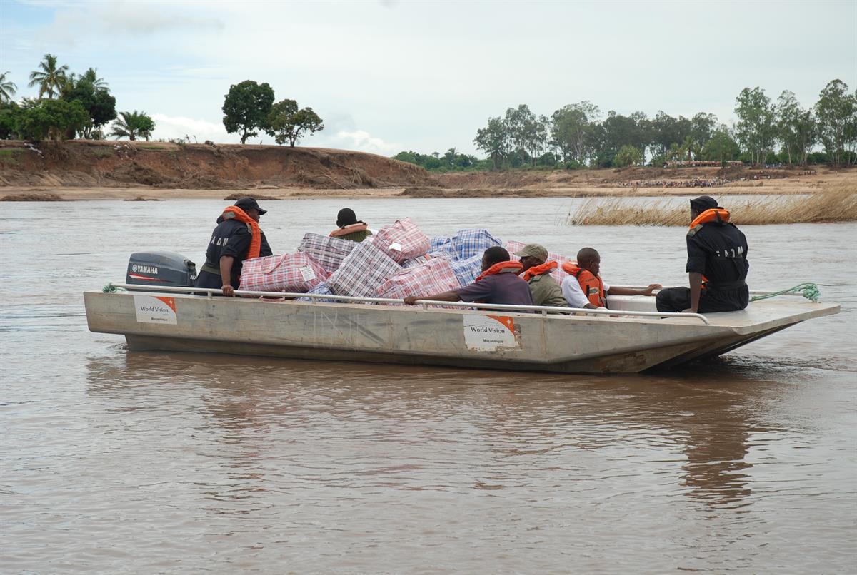 Manche Gegenden in Mosambik sind nur mit Booten erreichbar. World Vision-Mitarbeiter sind teilweise mehrere Tage unterwegs, um in diese abgelegenen Regionen zu gelangen.