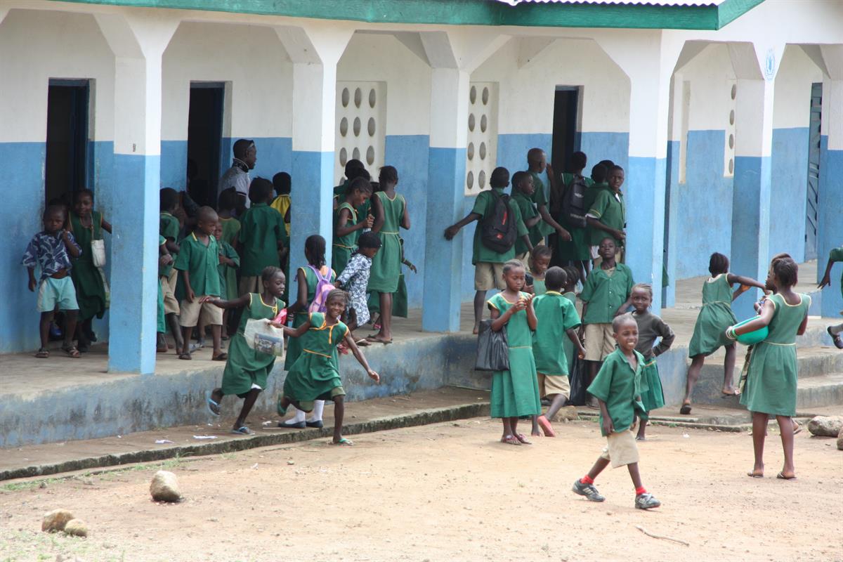 Kinder in Sierra Leone können ab heute wieder zur Schule gehen.