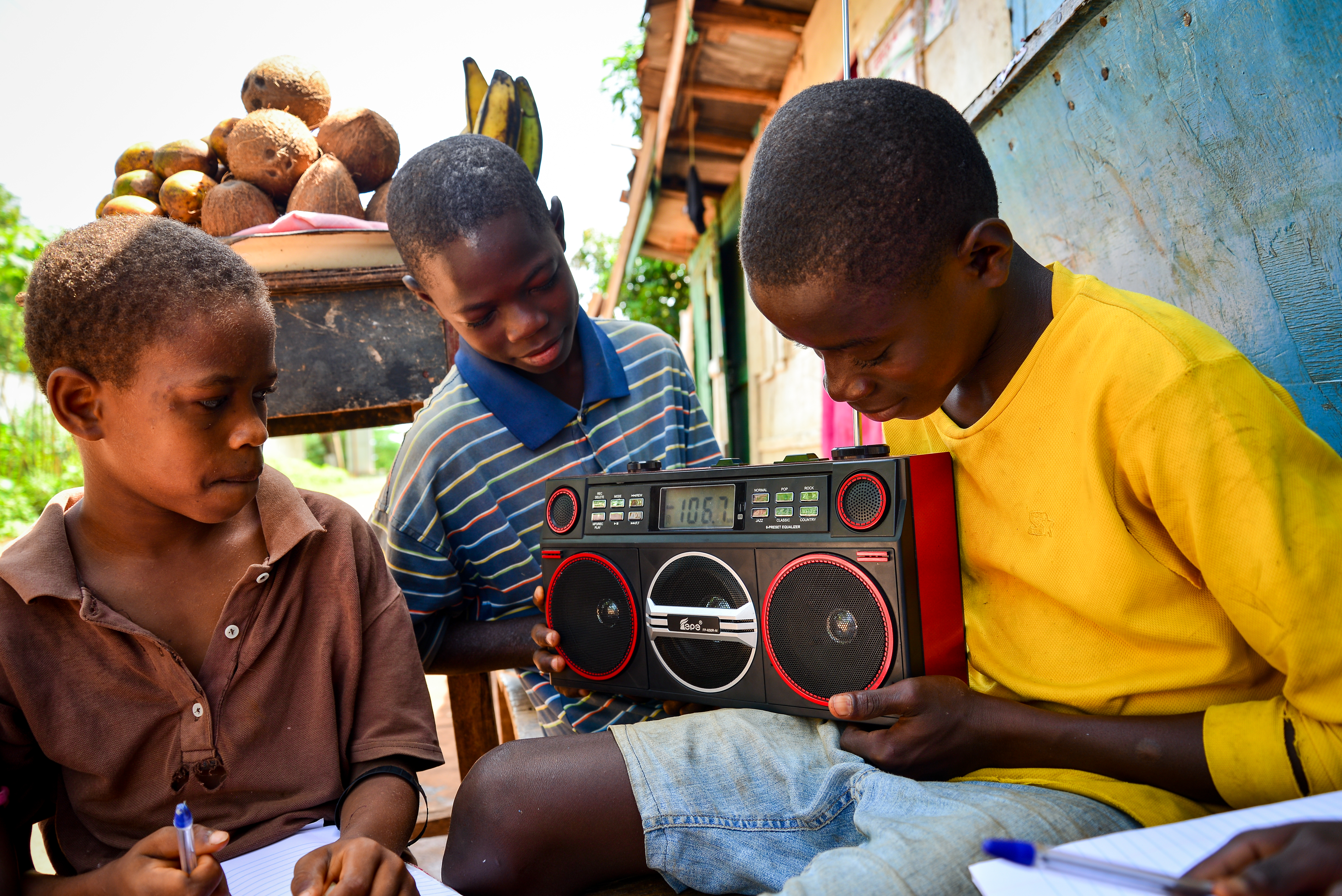 Während der Ebola-Epidemie wurden Kinder über Radio unterrichtet.