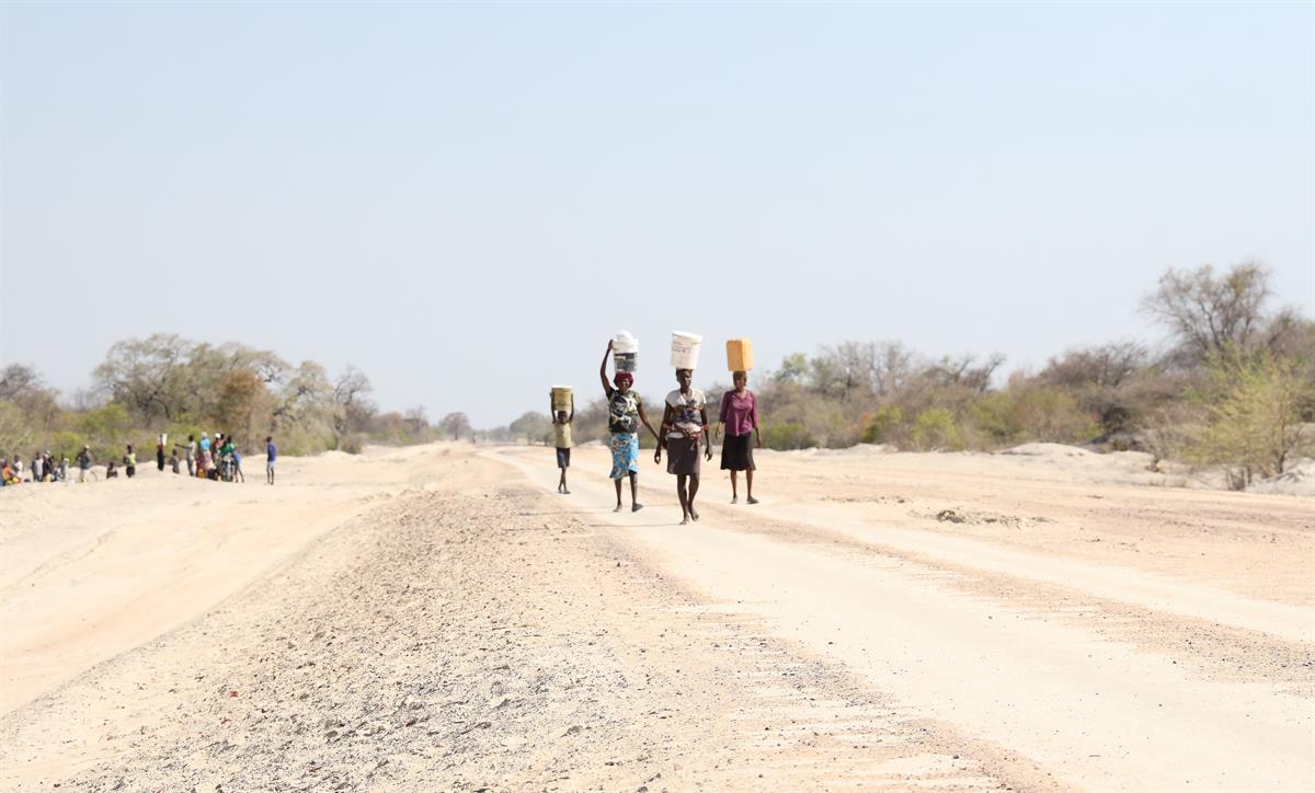 Menschen stellen sich oft stundenlang zum Wasserholen an. World Vision erreicht mit den errichteten Wasserstellen mehr als 6.000 Menschen im südlichen Angola. 