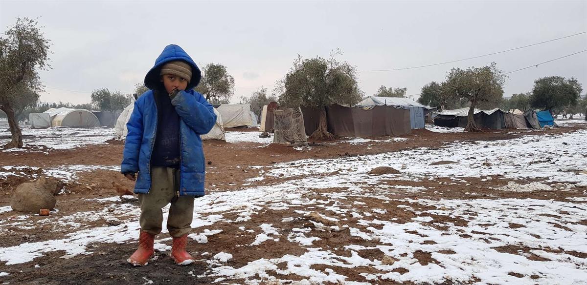 Winterkälte erschwert das Leben der geflüchteten Familien in Syrien