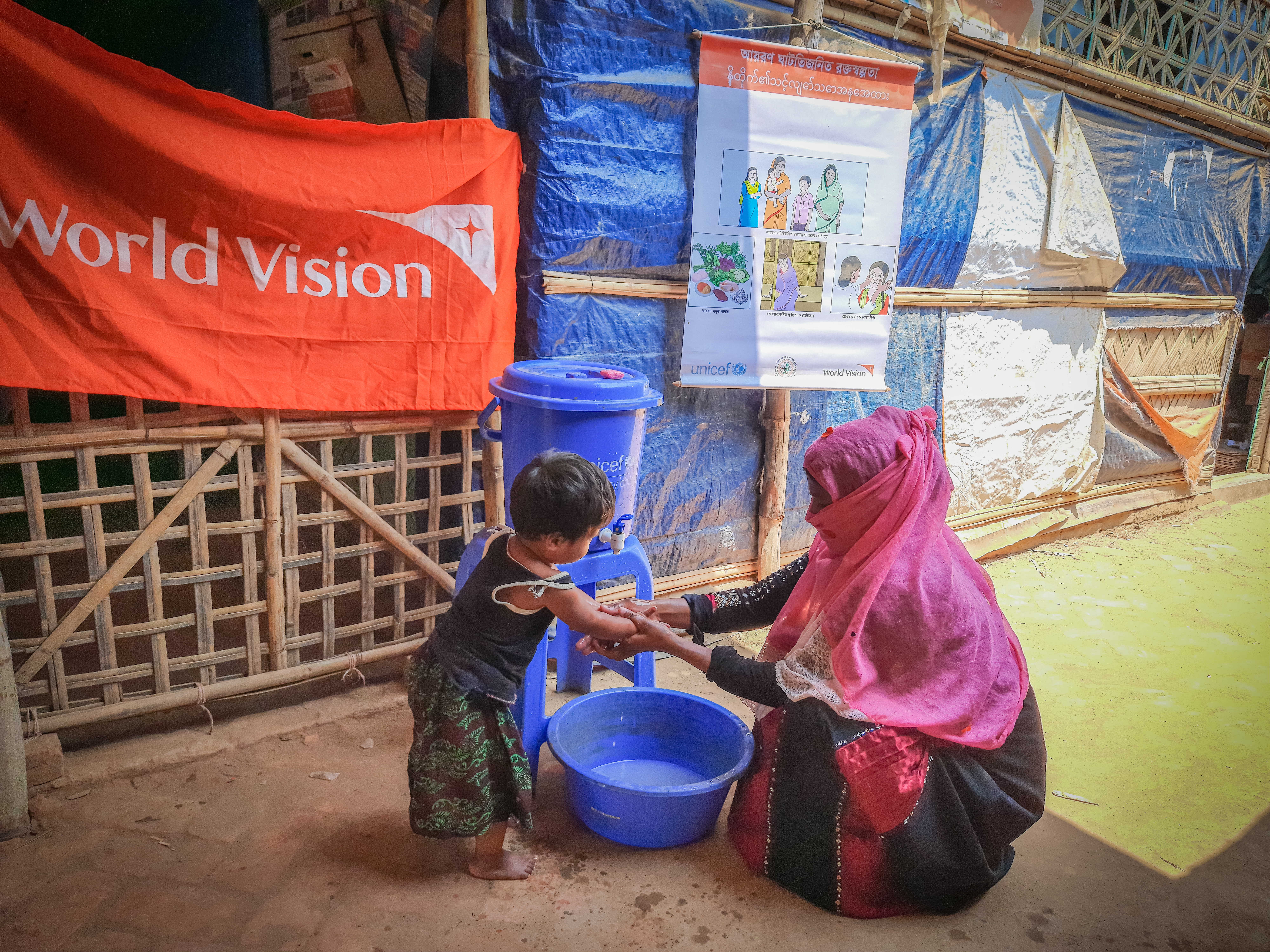 World Vision hat kürzlich zusätzliche 3.750 Handwaschstationen in den Flüchtlingslagern in Bangladesch installiert und verteilte Seife an 17.700 Familien.