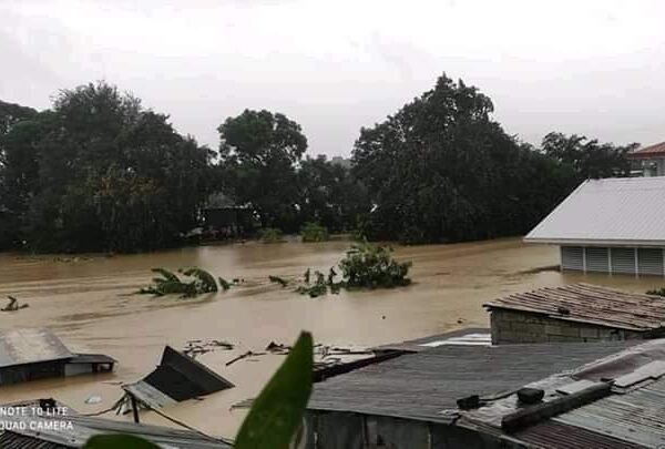Schwere Überflutungen durch Taifun Vamco.