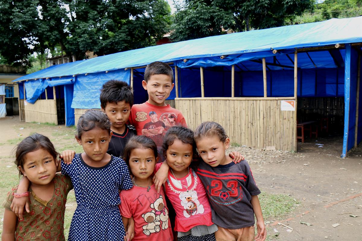 Die Lernzentren (hier im Hintergrund) bieten den Kindern in Nepal einen sicheren Platz zum Lernen.