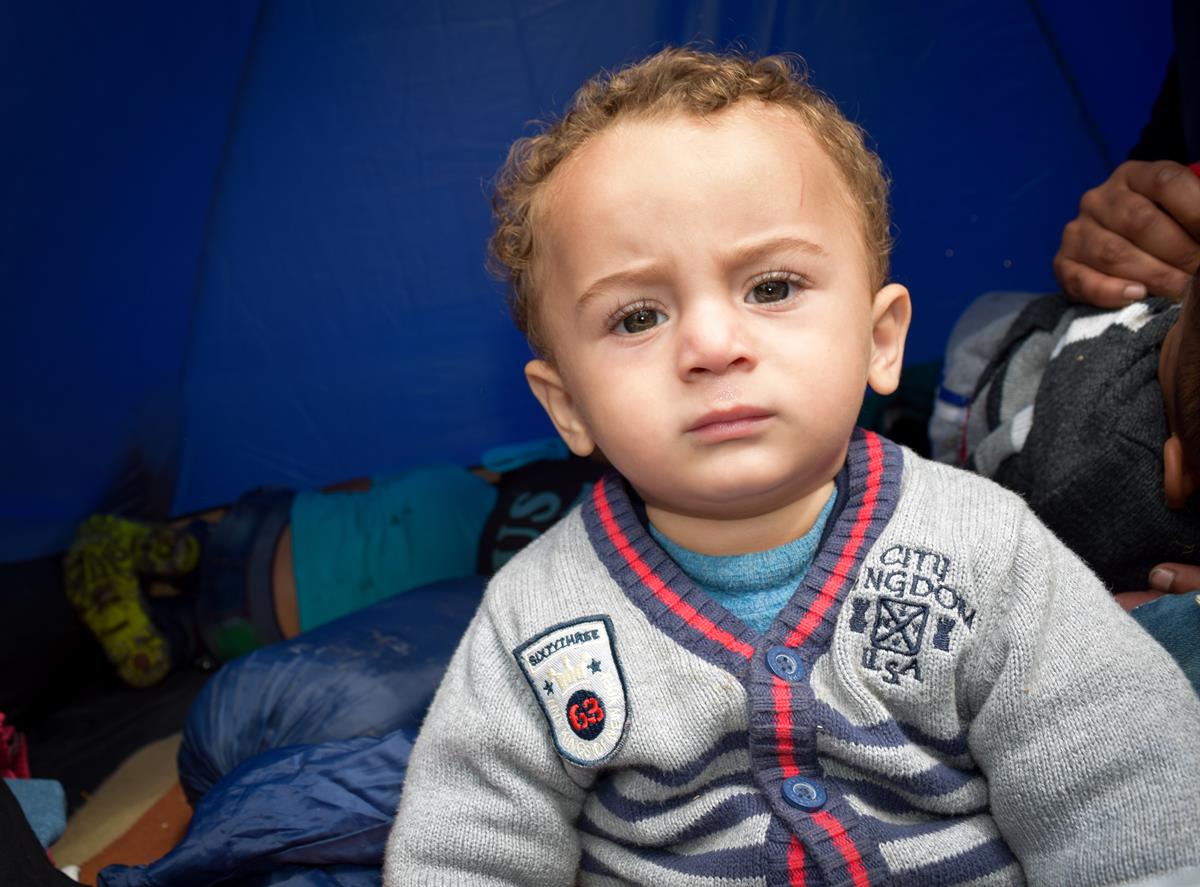 Der 9 Monate alte Muchammad ist gemeinsam mit seiner Mutter aus Syrien geflohen und wartet in Serbien auf die Weiterreise.