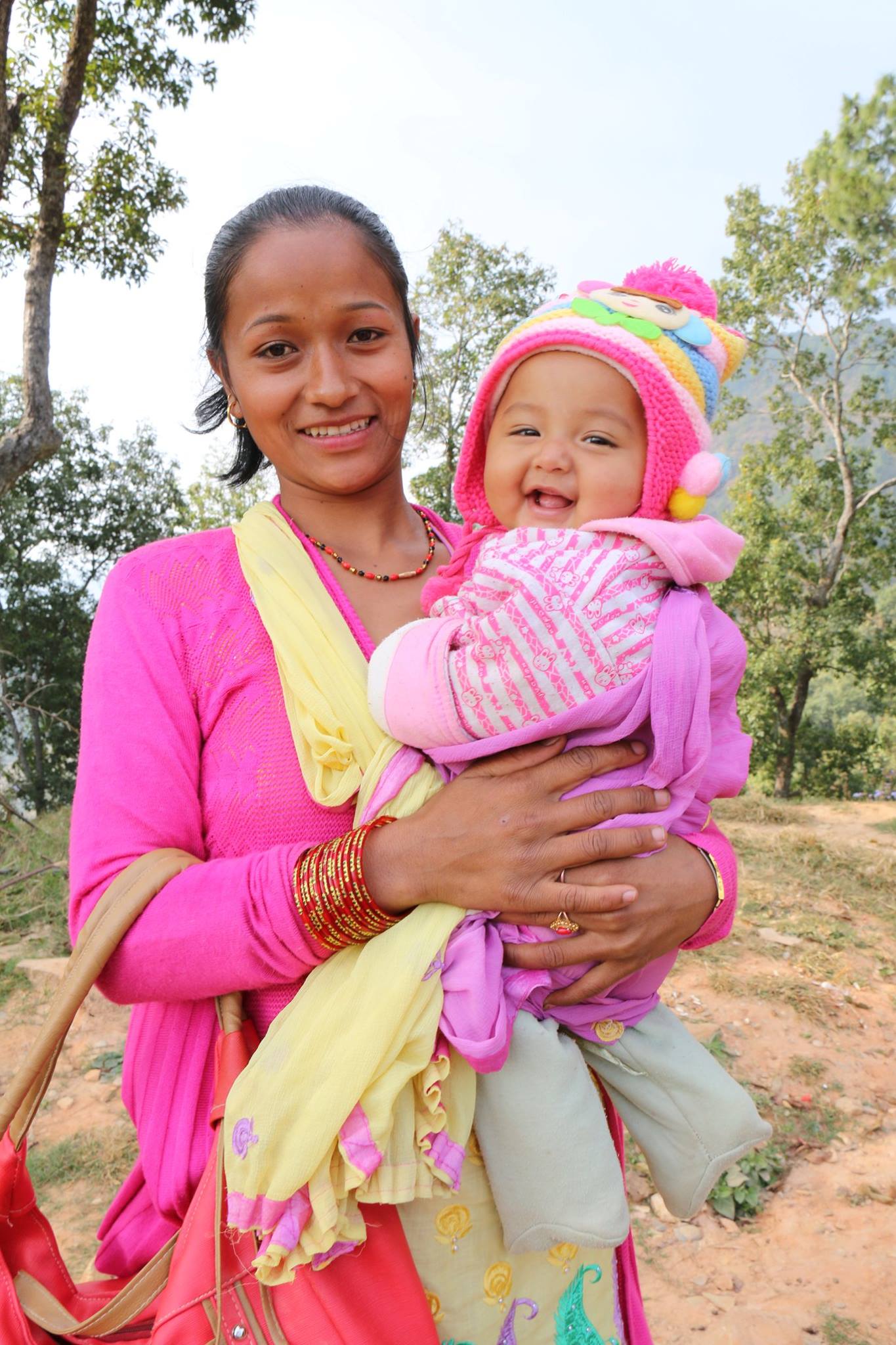 Die junge Mutter Rita lebt seit dem Beben in einer Notunterkunft. Von World Vision bekam sie warmes Wintergewand für ihr Baby.