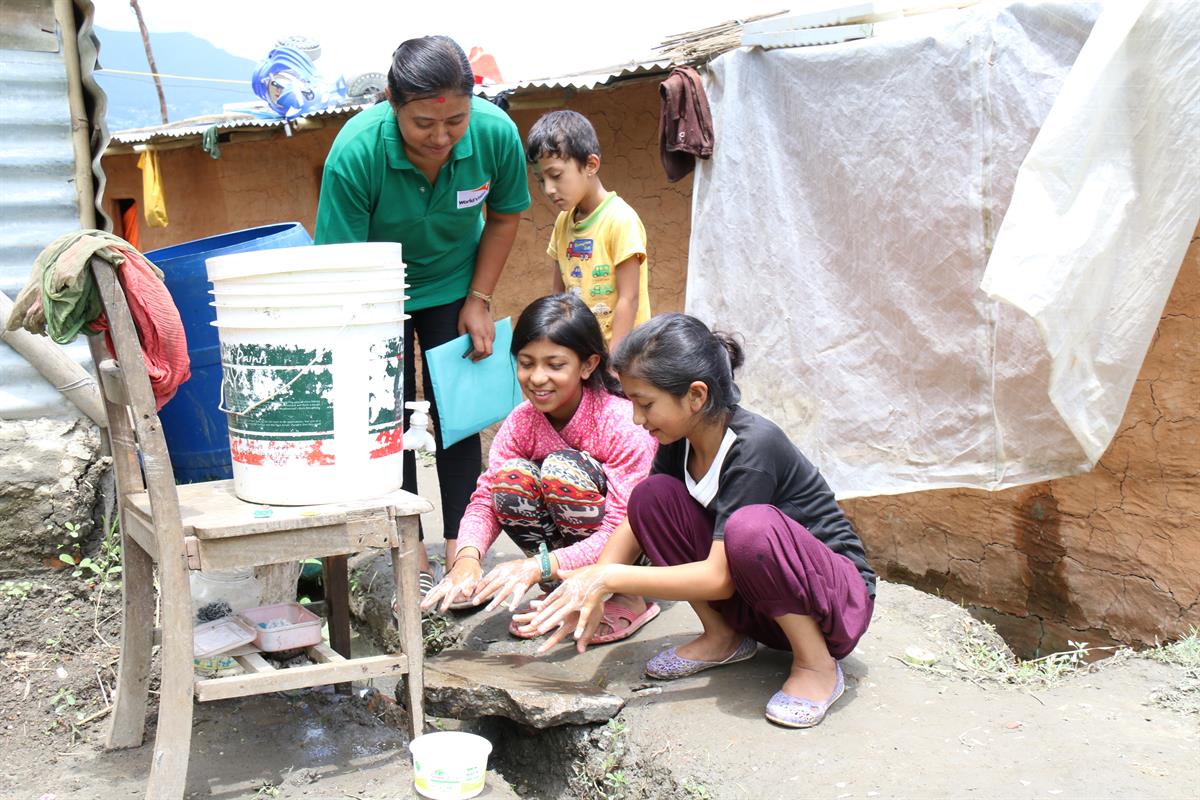 Die Schwestern Raksya und Yakta haben in Hygieneschulungen von World Vision gelernt, wie wichtig es ist, die Hände vor und nach jedem Essen mit Seife zu waschen. 